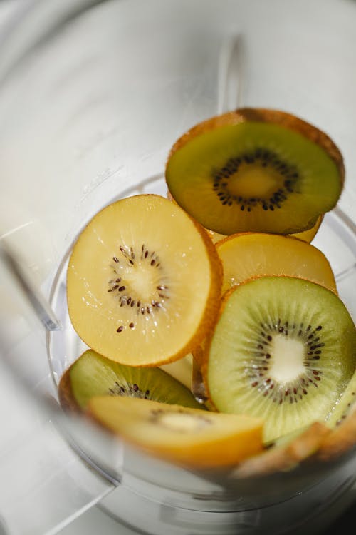 搅拌机和新鲜水果，健康的果汁 · 免费素材图片