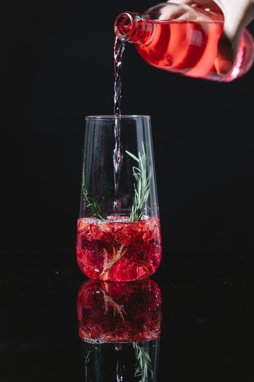 透明水杯中的红色液体 · 免费素材图片
