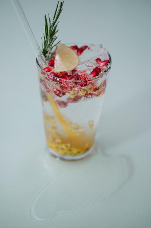 透明水杯加冰和红色和白色液体 · 免费素材图片