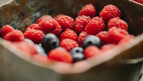 开胃成熟莓和蓝莓在碗里 · 免费素材图片