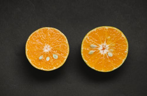 桌上的新鲜柑橘类水果的一半 · 免费素材图片