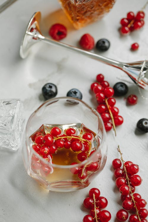 杯烈性酒与浆果 · 免费素材图片