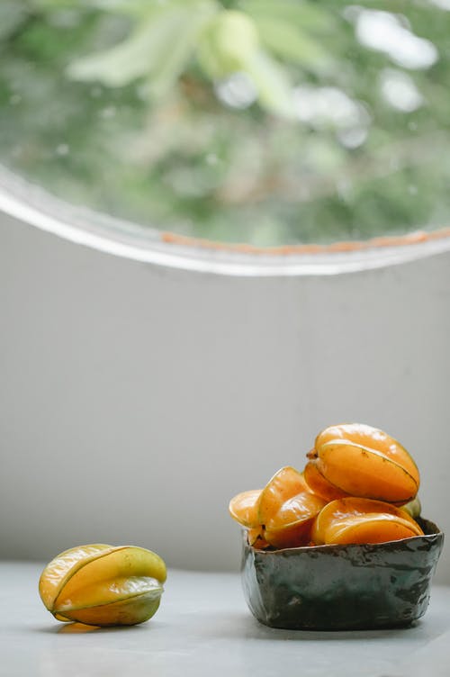 杨桃水果白桌上 · 免费素材图片