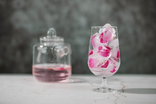 透明水杯中的粉红色液体 · 免费素材图片