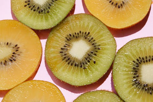 切片的绿色和橙色水果 · 免费素材图片