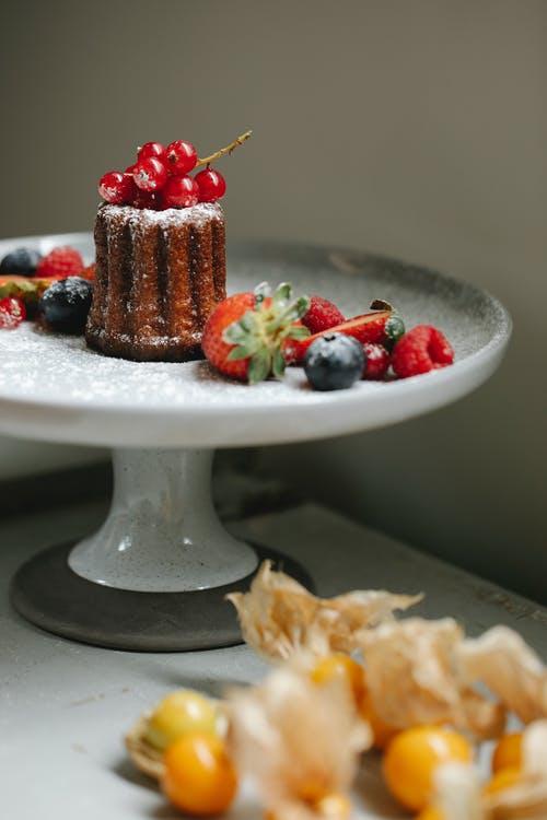 白色陶瓷蛋糕架上的巧克力蛋糕 · 免费素材图片