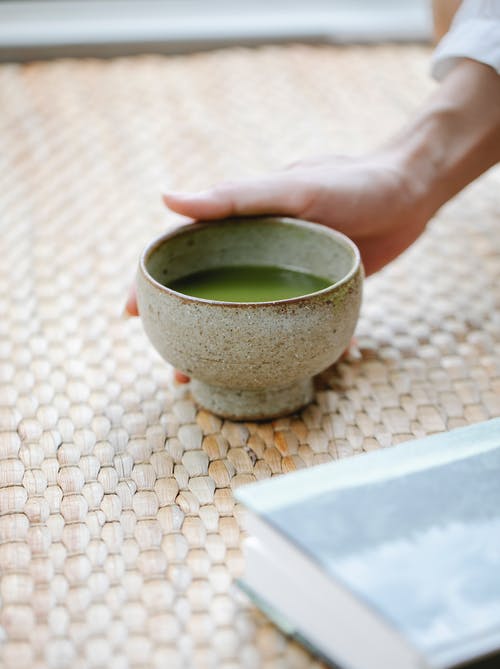 碗绿茶准备茶道的人 · 免费素材图片