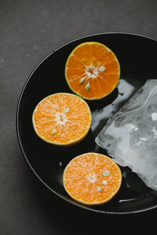 新鲜柑橘在碗里加冰的组成 · 免费素材图片