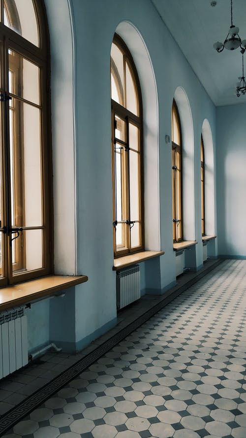 内部的空光走廊与拱形的窗户 · 免费素材图片