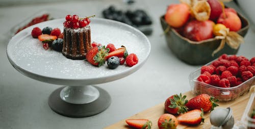 蛋糕架上的美味甜点 · 免费素材图片