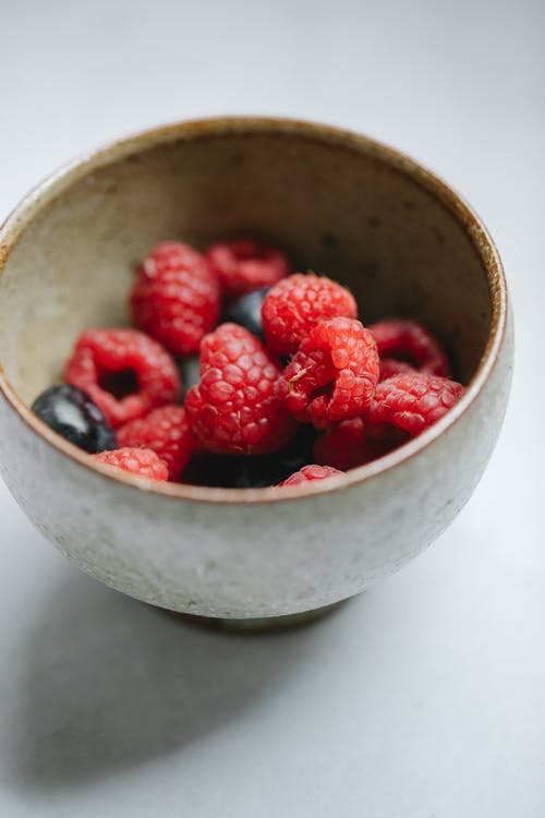 碗与桌上的新鲜成熟浆果 · 免费素材图片