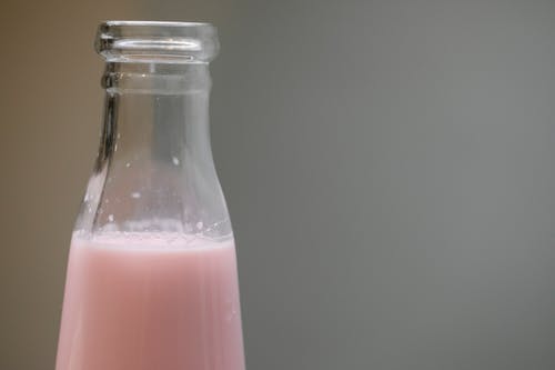 透明玻璃瓶，粉红色液体 · 免费素材图片