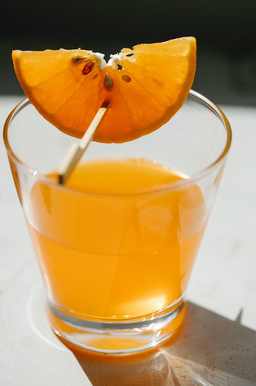 杯饮料与橙片 · 免费素材图片