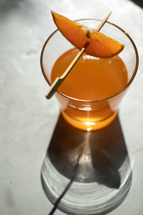 透明果汁杯与橙汁 · 免费素材图片