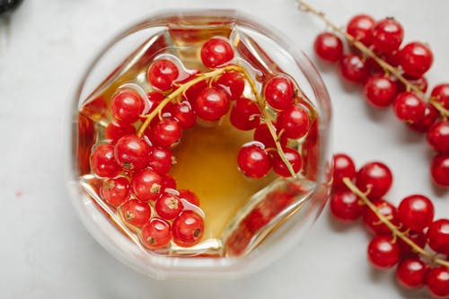 杯白兰地与红色浆果 · 免费素材图片