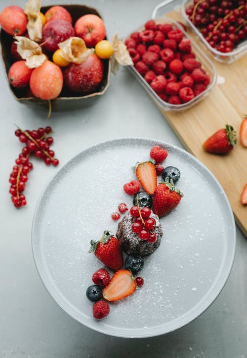 顶部有混合水果的美味巴西莓碗 · 免费素材图片