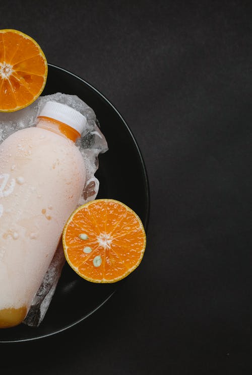 碗里的冷橙汁瓶 · 免费素材图片