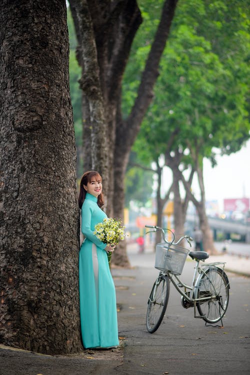 有关一束鲜花, 传统服装, 倚的免费素材图片