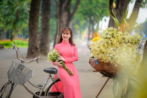 有关人, 传统服装, 坐的免费素材图片