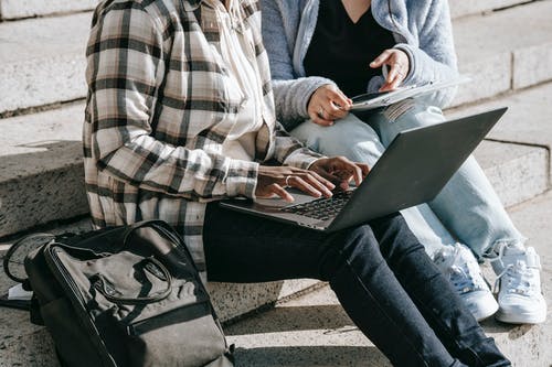 使用macbook的黑白格子衬衫的男人 · 免费素材图片