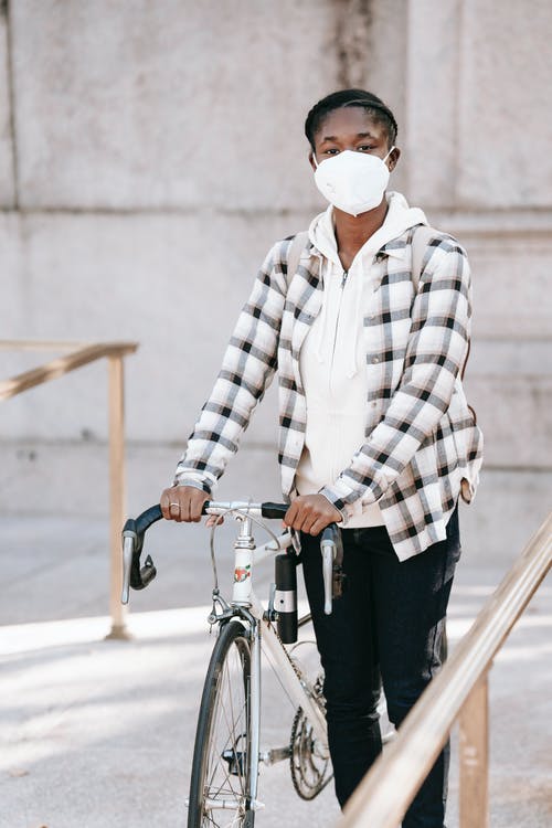 骑自行车的白色和黑色格子衬衫的男人 · 免费素材图片