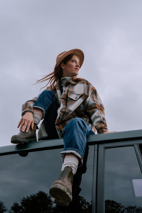 有关在上面, 坐, 垂直拍摄的免费素材图片