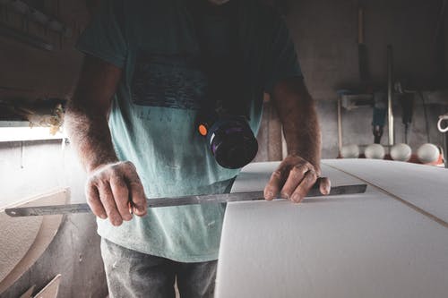 在车间作物工匠制造冲浪板 · 免费素材图片