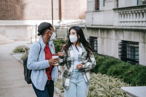 站在灰色外套的女人旁边的灰色外套的女人 · 免费素材图片