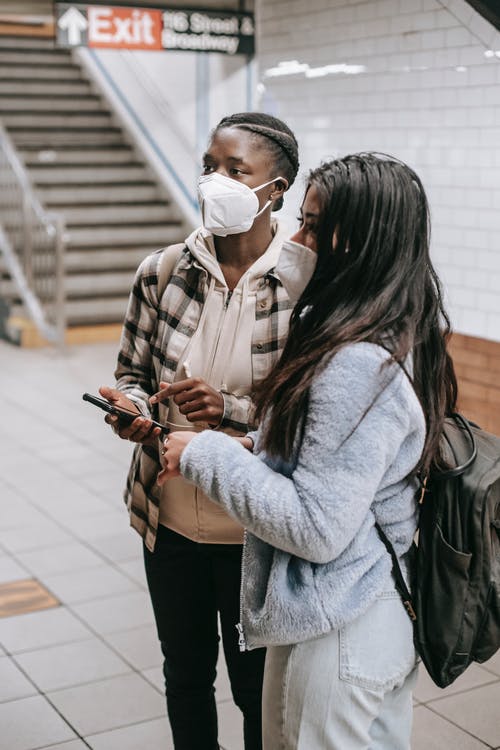 拿着智能手机的灰色外套的女人 · 免费素材图片