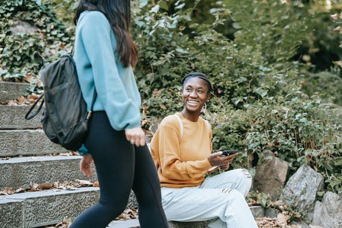 黄色长袖衬衫坐在棕色岩石上的女人 · 免费素材图片