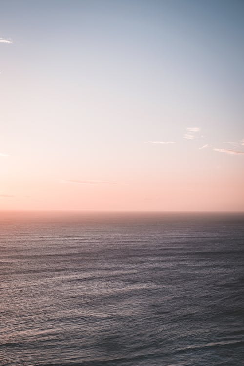 碧波荡漾的海洋，在湛蓝的天空下 · 免费素材图片