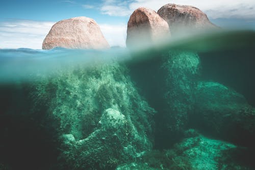 水晶般清澈的海水中的岩层 · 免费素材图片
