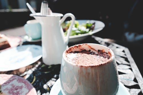 在室外餐厅喝杯热巧克力 · 免费素材图片
