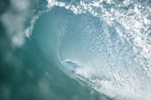 波浪在纯净的大海中滚动 · 免费素材图片