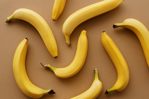 棕色表面上的黄色香蕉果实 · 免费素材图片