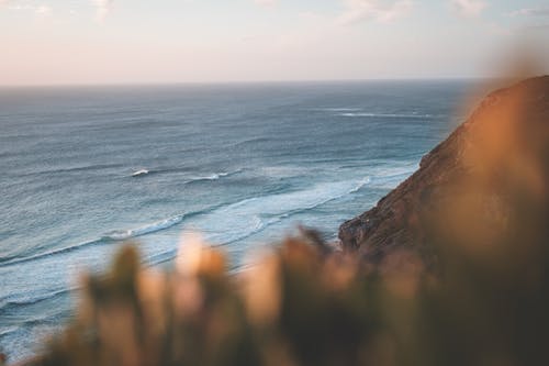 波浪海洗岩石陡峭的海岸 · 免费素材图片