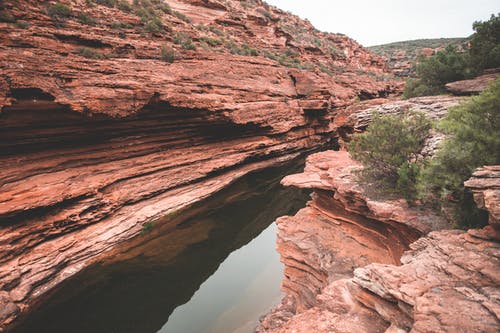 岩石峡谷之间的平静狭窄的河 · 免费素材图片