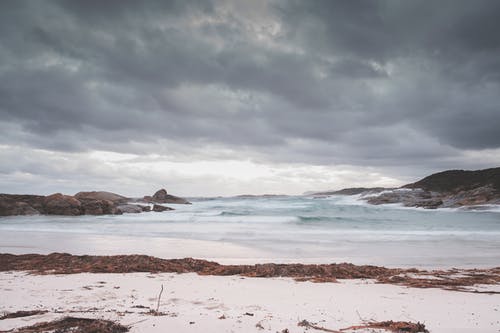 波浪海洋的寂寞多雪的海岸 · 免费素材图片