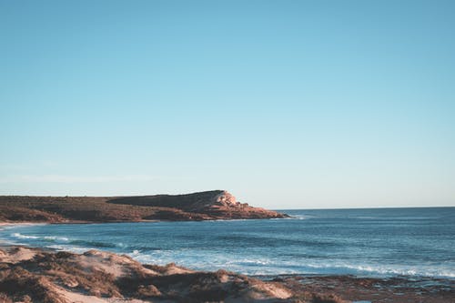 无尽的蓝色大海，荡漾着水洗岸 · 免费素材图片