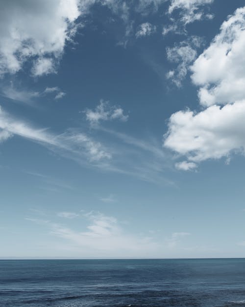 湛蓝的天空下的平静海景 · 免费素材图片