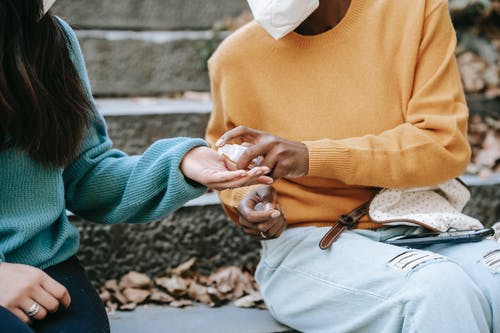 绿色的毛衣和白色的头巾，坐在混凝土长凳上的女人 · 免费素材图片