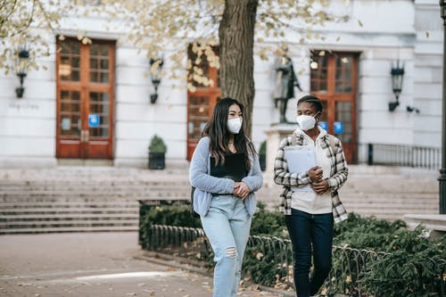 男人和女人站在人行道上 · 免费素材图片