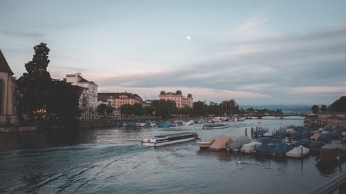 港口与城市河上的小船 · 免费素材图片