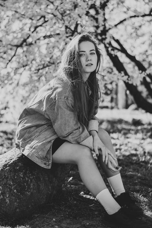 有关单色, 坐, 垂直拍摄的免费素材图片