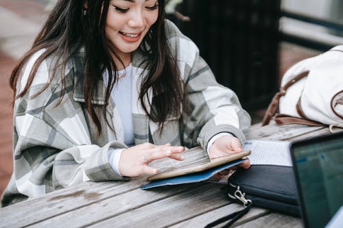 拿着本书的白大褂的女人 · 免费素材图片