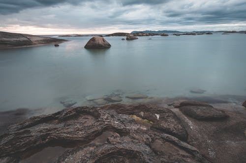 多云的天空下风景名胜岩石海岸 · 免费素材图片