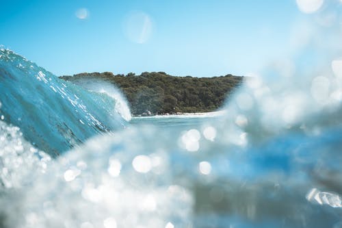 在热带地区在海上溅起清晰的波浪 · 免费素材图片