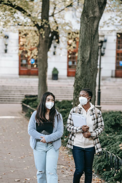 坐在白色礼服衬衫的男人旁边的白色和黑色格子礼服衬衫的女人 · 免费素材图片