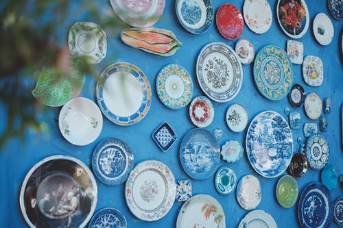 蓝墙上的装饰陶瓷板 · 免费素材图片