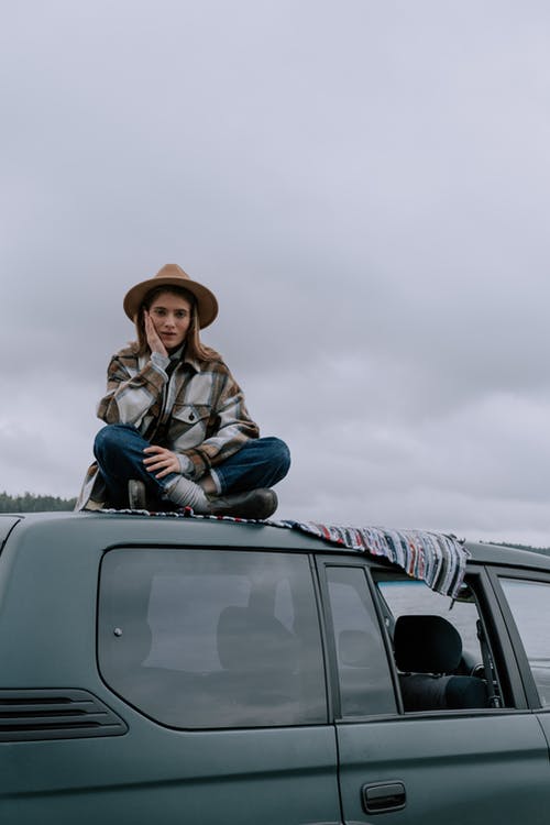 有关在上面, 坐, 垂直拍摄的免费素材图片